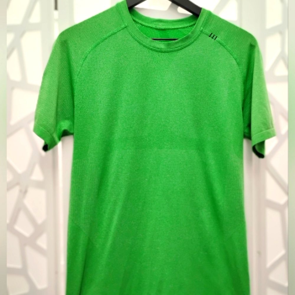 LULULEMON Men's Clothing Athletic Top "Metal Vent-Tech" T-shirt in SIZE SMALL